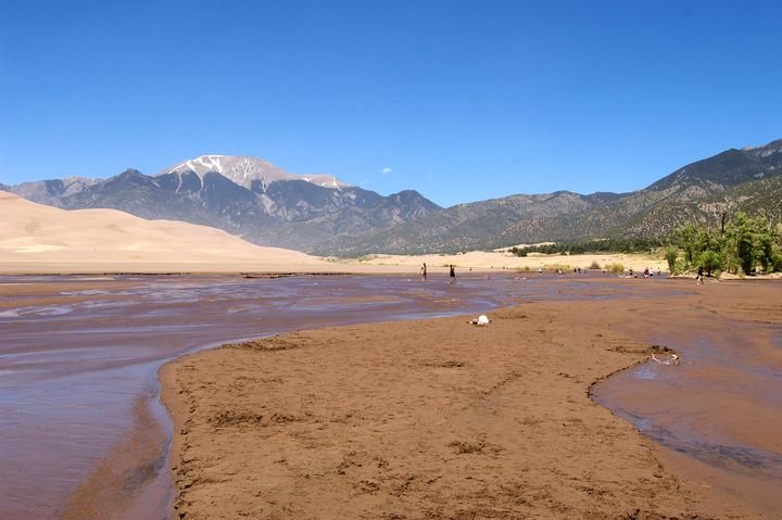 Fluss vor Dünen