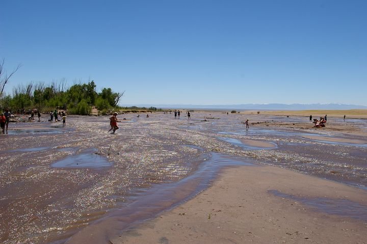 Fluss vor Dünen
